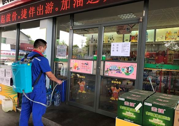 湖南石油第一時間安排向張家界運送防疫及民生物資，物資通過多種渠道順利送抵。自7月下旬以來，張家界石油一邊落實地方防疫政策，一邊抓好民生保供，全市近50座加油站全部營業(yè)，40余座易捷便利店商品供應(yīng)不打烊，全線抗疫保民生，全力以赴助力打贏疫情防控阻擊戰(zhàn)。