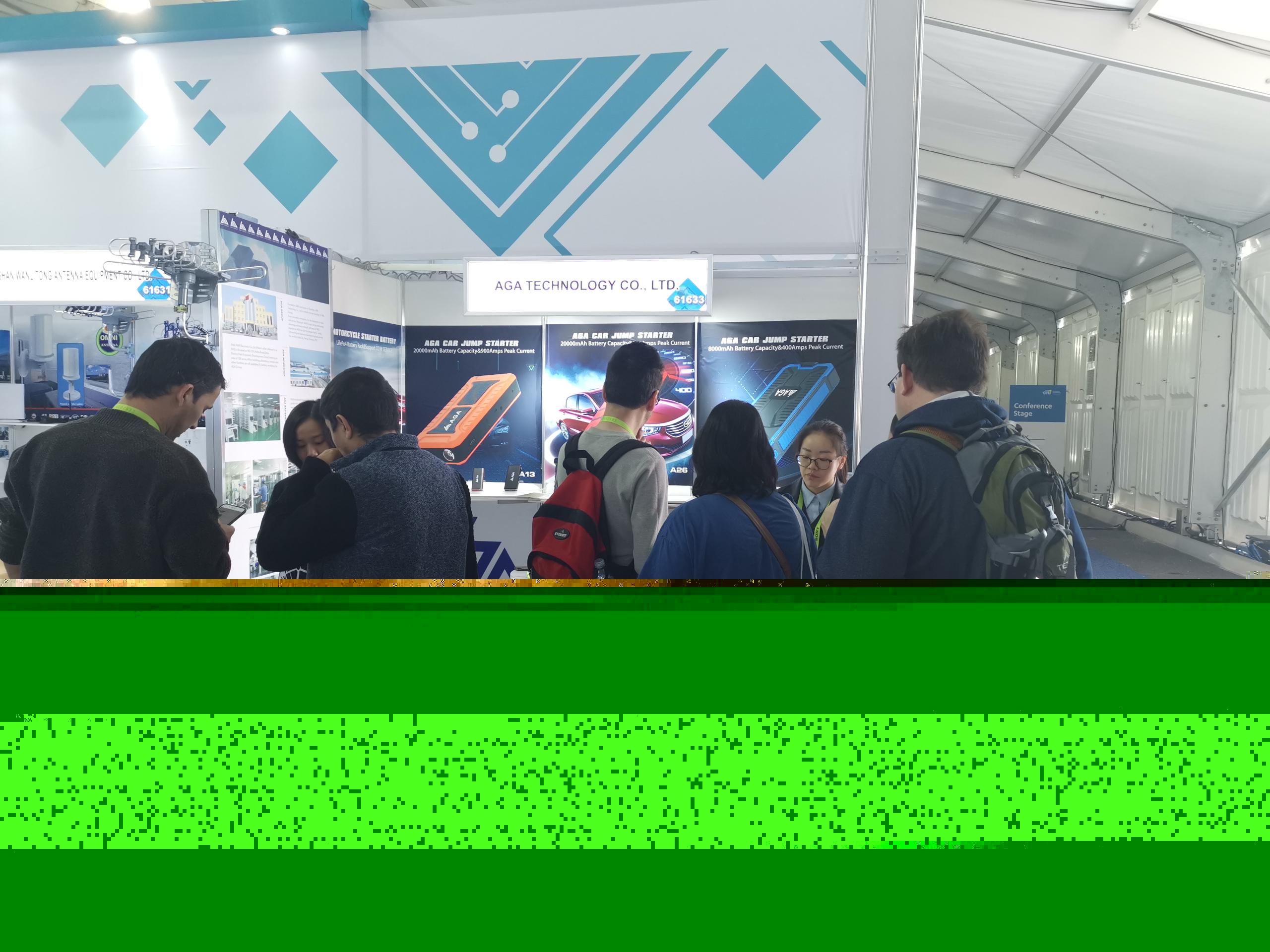 昂佳工作人員為參展商現(xiàn)場講解